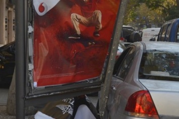 В Одессе на Ришельевской машина от столкновения с другой снела рекламный щит (ФОТО)
