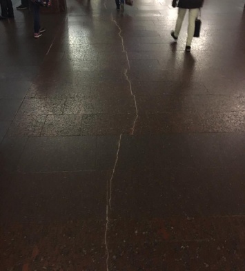 Как соцсети шутили над огромной трещиной в полу станции метро "Героев Днепра"