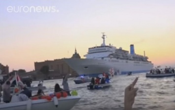 Тысячи жителей Венеции на лодках не пускали лайнер