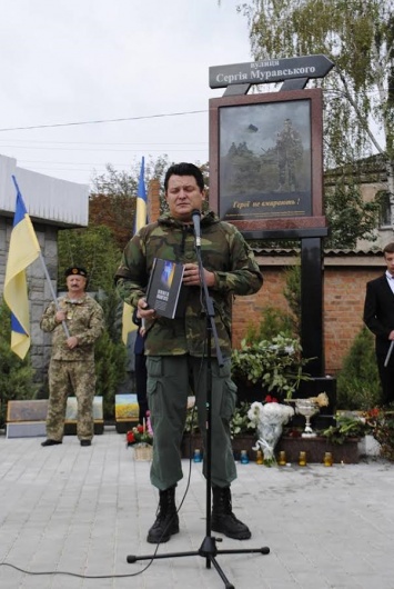 В Винницкой области открыли памятник погибщему в луганском аэропорту разведчику ВСУ