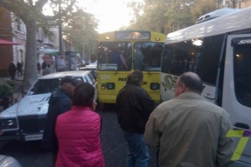 В Одессе водитель троллейбуса врезался в маршрутку и лимузин (ФОТО)
