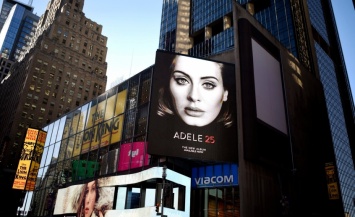 Адель стала третьей в мире обладательницей двух альбомов с "бриллиантовым" статусом