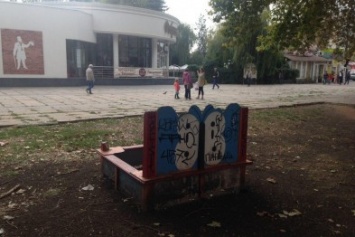 Позор Симферополя - детская площадка возле Дворца детского и юношеского творчества (ФОТОФАКТ)