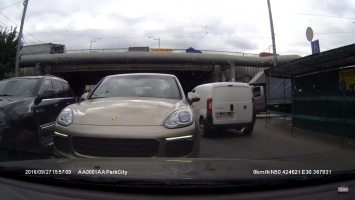 В Киеве водитель проучил нахала на Porsche (ВИДЕО)