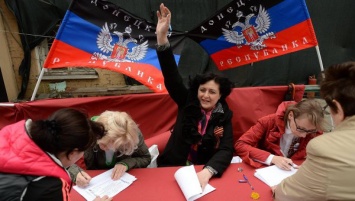 Школьники распространяют приглашения на праймериз в «ДНР» (фото)