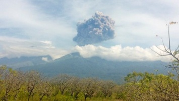 В Индонезии произошло извержение вулкана: Сотни человек пропали без вести, власти эвакуируют туристов
