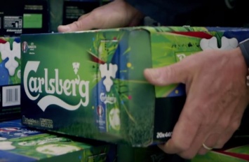 Британский регулятор запретил рекламу Carlsberg из-за акции с раздачей пива на стройке