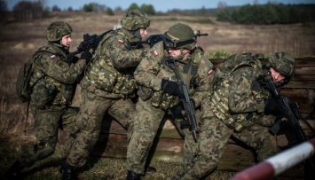Солдатам НАТО позволят пересекать границу Латвии с готовым к бою оружием