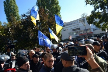 Как прошел день в Одессе: поджег палатки нардепа и беспорядки под судом