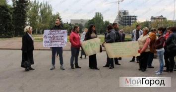 Под зданием горсовета митингуют в защиту "ярмарки на Колодезной"