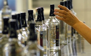 В Минпромторге предлагают понизить стоимость водки до 100 рублей