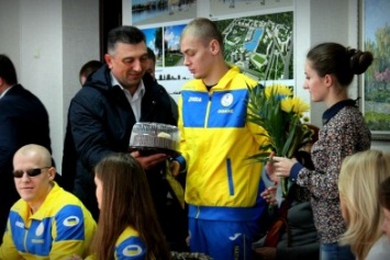 В Славянске паралимпийцев наградили денежными сертификатами и сладкими призами
