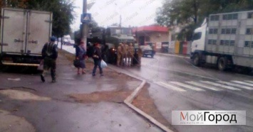 На Николаевщине военный грузовик, перевозивший танки, протаранил остановку