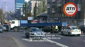 На ул. В. Гетьмана в Киеве водитель грузовика устроил ДТП, поворачивая через двойную сплошную