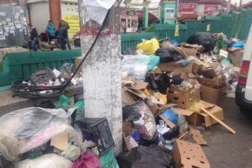 В Симферополе возле рынков не вывозят мусор (ФОТОФАКТ)