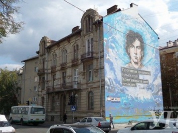 В Ивано-Франковске появился огромный мурал с изображением героя Небесной сотни