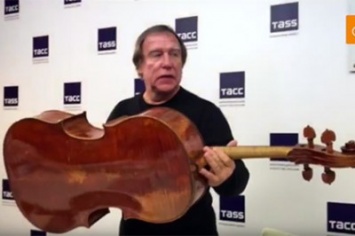 Ролдугин показал виолончель из рассказа Путина