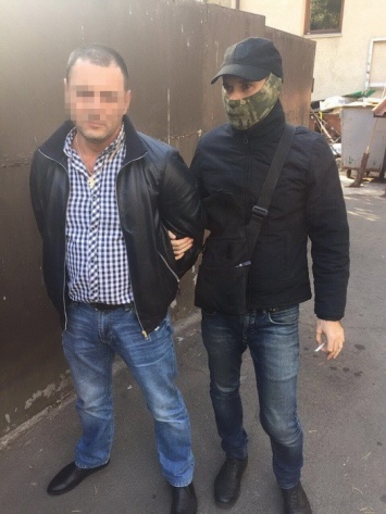 В Киеве два сотрудника райгосадминистрации ежемесячно требовали взятку у владельца автокофейни