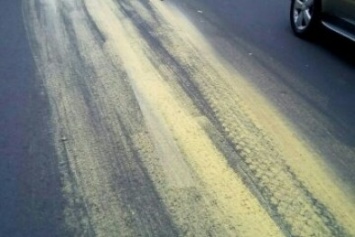 На Лукьяновке неизвестный опрокинул краску на дорожное покрытие (ФОТО)