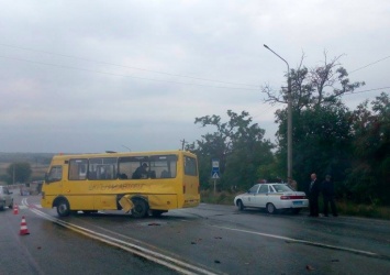 Под Запорожьем школьный автобус попал в тройное ДТП