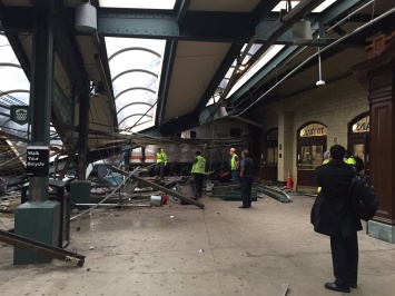 В Нью-Джерси поезд с пассажирами врезался в станцию, есть пострадавшие