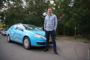 Голландец на электромобиле хочет проехать из родных Нидерландов в Австралию бесплатно: сегодня он гостит в Одессе