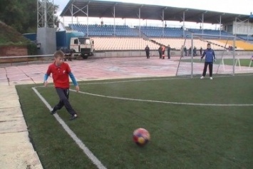 Енакиевские мальчишки сразились в дворовой футбол