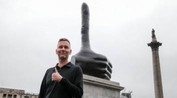В центре Лондона установили огромную руку с поднятым пальцем