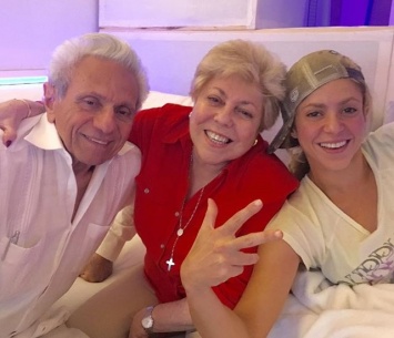 Шакира опубликовала веселое фото с мамой и папой