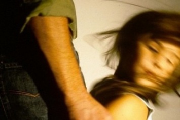 В Доброполье отчим жестоко избил 8-летнюю девочку из-за денег