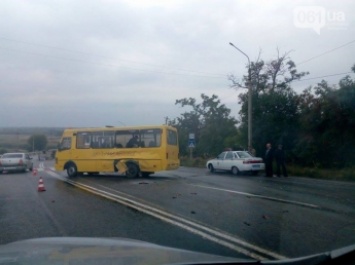 В школьный автобус врезался бензовоз (фото)