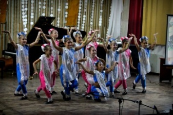В школе искусств Славянска поздравляли учителей и первоклассников (фото)