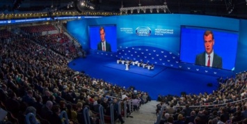 Медведев признал, что низкая эффективность госуправления сдерживает развитие страны