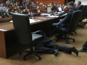 Курьез в Полтавском облсовете - мужчина лежал под столом президиума (видео)