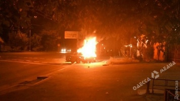 В Одессе на Щорса дотла сгорел BMW (фото)