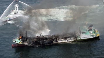 У берегов Японии терпит бедствие танкер с химикатами