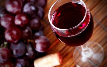 Ученые: Красное вино помогает справиться с астмой