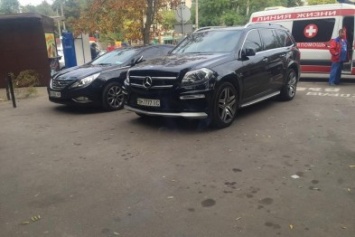 В Одессе мажоры заблокировали проезд реанимобилей к больнице (ФОТО)
