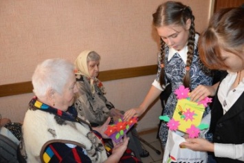 Жителей дома престарелых поздравили с Днем пожилого человека (ФОТОФАКТ)