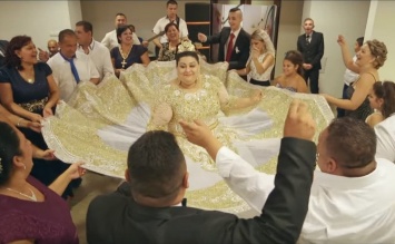 Видео шикарной цыганской свадьбы стало хитом интернета