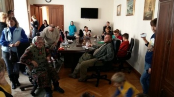Переселенцы и активисты захватили кабинет председателя Одесского облсовета