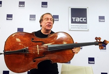 Руководитель Дома музыки Сергей Ролдугин показал "ту самую" виолончель, о которой говорил Путин