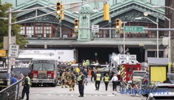 Следователи достали "черный ящик" из поезда, который врезался в вокзал в Нью-Джерси