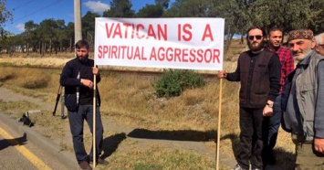 В Грузии Папу Римского встретили акцией с лозунгом "Ватикан - религиозный агрессор"