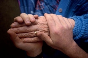 880 мариупольцев поздравят с Днем пожилого человека