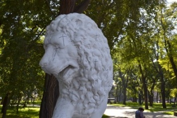 Вандалы разрисовали статуи львов на одесской Старосенной площади (ФОТО)
