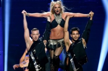 Бритни Спирс в Лондоне побоялась выполнить кувырок на сцене (видео)