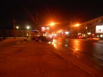 Ночью 1 октября в Омске легковой автомобиль врезался в овощной ларек
