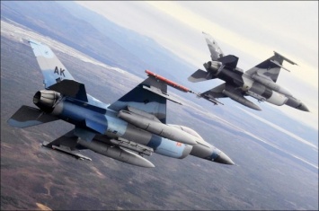 Два самолета-разведчика ВВС США зафиксированы около границы Крыма