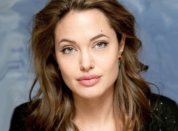 Анджелина Джоли отказалась помогать полиции по делу в отношении Питта